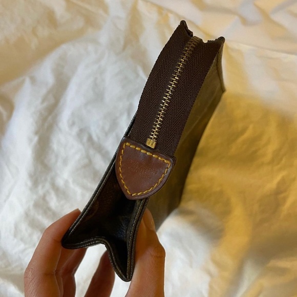 LOUIS VUITTON Monogram Cosmetic Pouch 19 - Picture 5 of 8